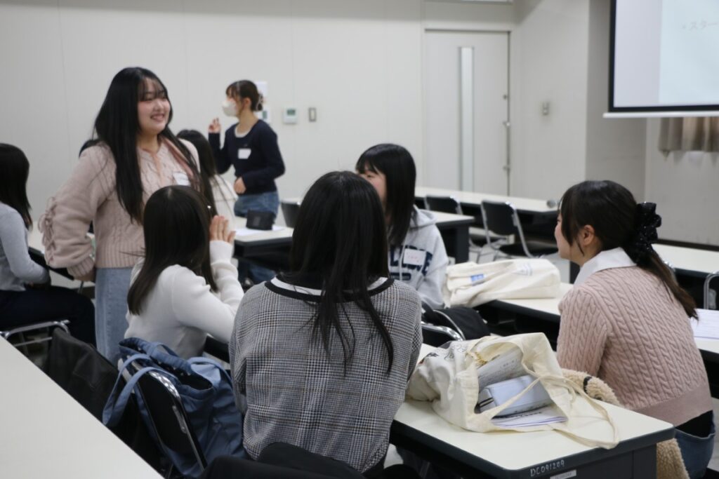 グループにはそれぞれ先輩がつきました。