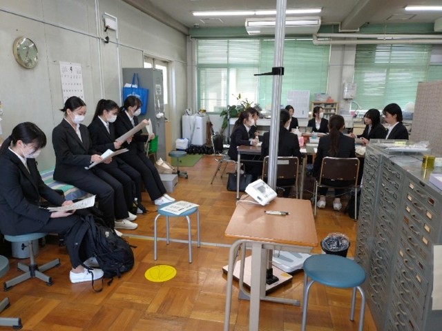 養護教諭の先生の説明をしっかりメモしながら聞いています