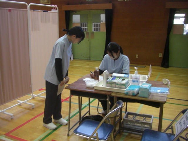 内科検診の記録と誘導係　「早く健診が始まらないかな」