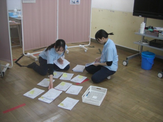 検診が終了した後は，記録用紙をクラスごと番号順に並べ替えるお手伝いも